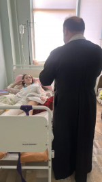 Священник посетил больных детей в Детском больничном комплексе