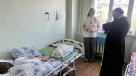 Священник посетил больных детей в Детском больничном комплексе
