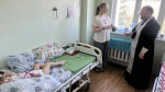 Священник посетил больных детей в Детском больничном комплексе