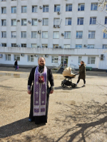 Священник в роддоме №2 и в Детском больничном комплексе