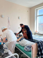 Больных в Первой горбольнице регулярно навещает священник