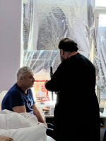Больных в Первой горбольнице регулярно навещает священник