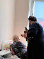 Больных в Первой горбольнице регулярно навещает священник